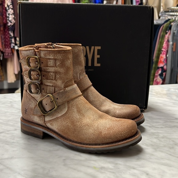 Frye NIB Veronica Belted Short Bootie in Chocolate Size 6.5M - Picture 1 of 10